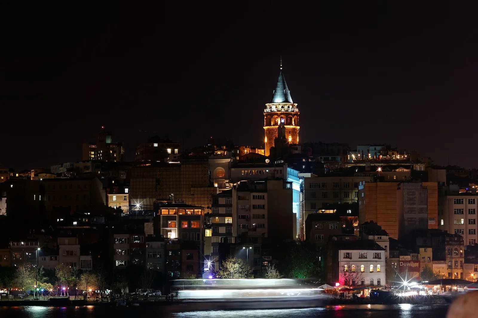 Kulla e Galatës mes ndërtesave të Stambollit