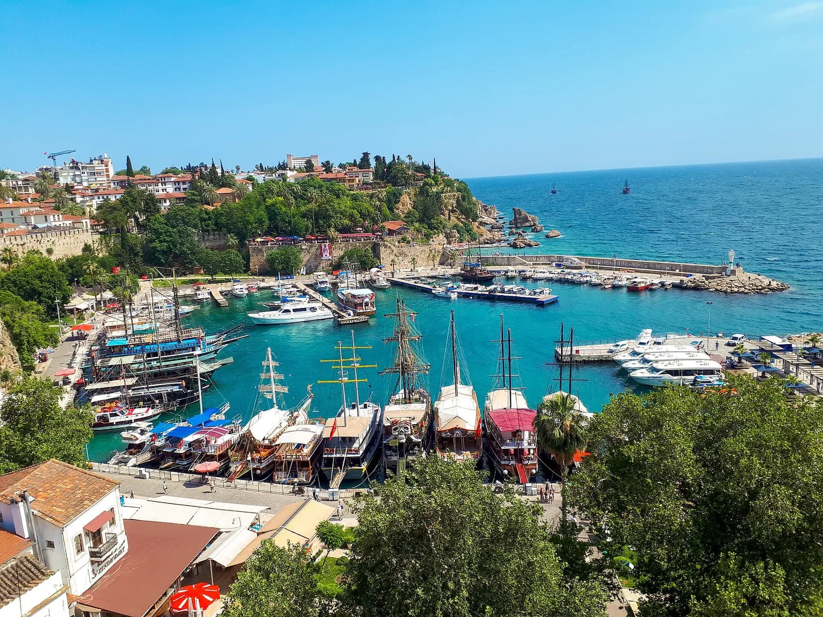 Marina e vjetër e Antaljas në bregdetin mesdhetar