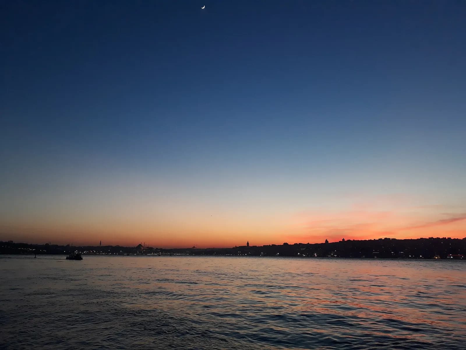 Pamje e Stambollit dhe Bosforit në perëndim të diellit